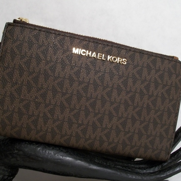 Michael Kors Signature Canvas Smartphone Wallet - Picture 2 of 8